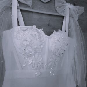 poročna obleka čipka perle pentlja od blizu črno belo